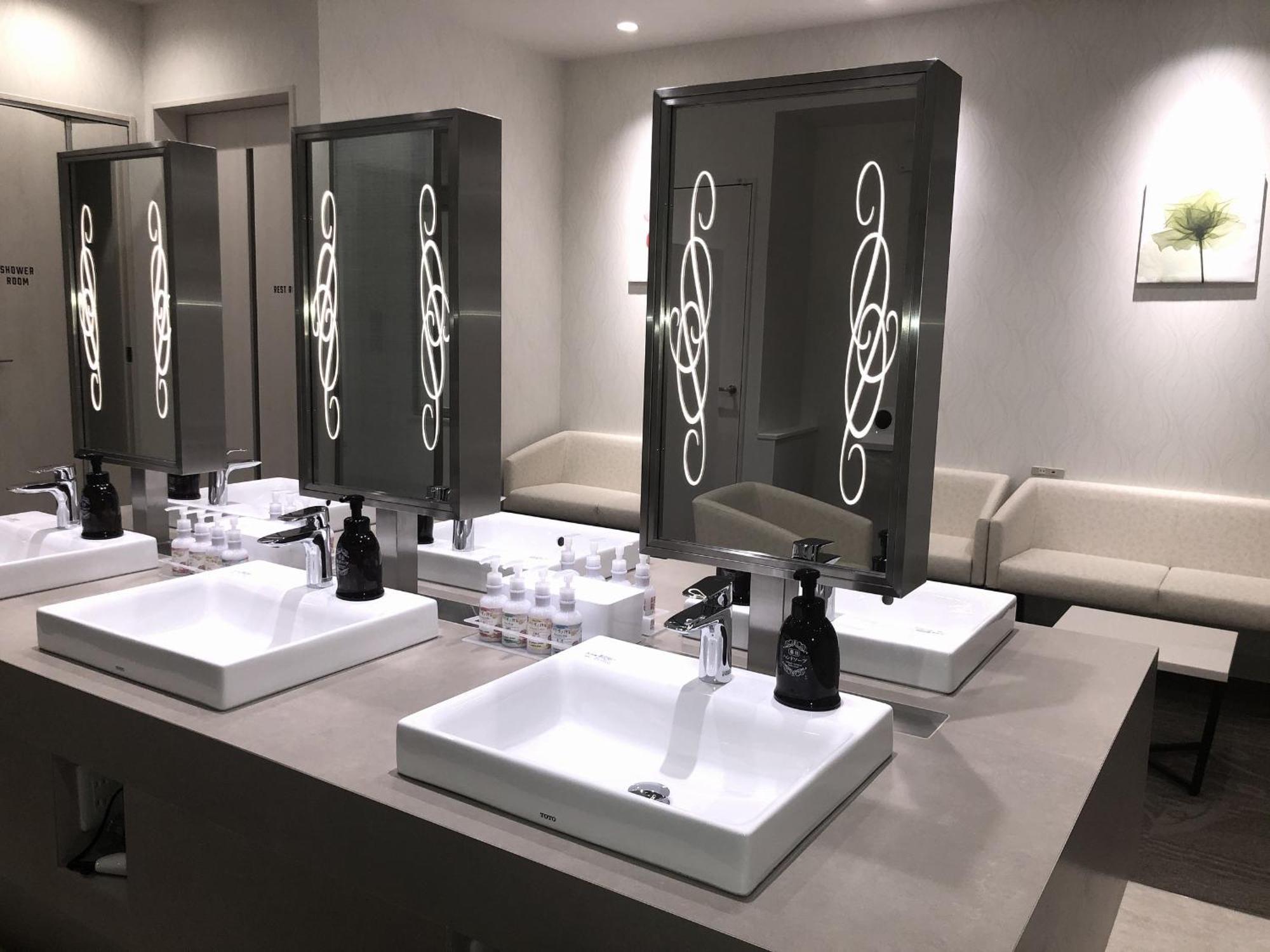 Capsule Hotel J Garden Shin-Osaka Bagian luar foto